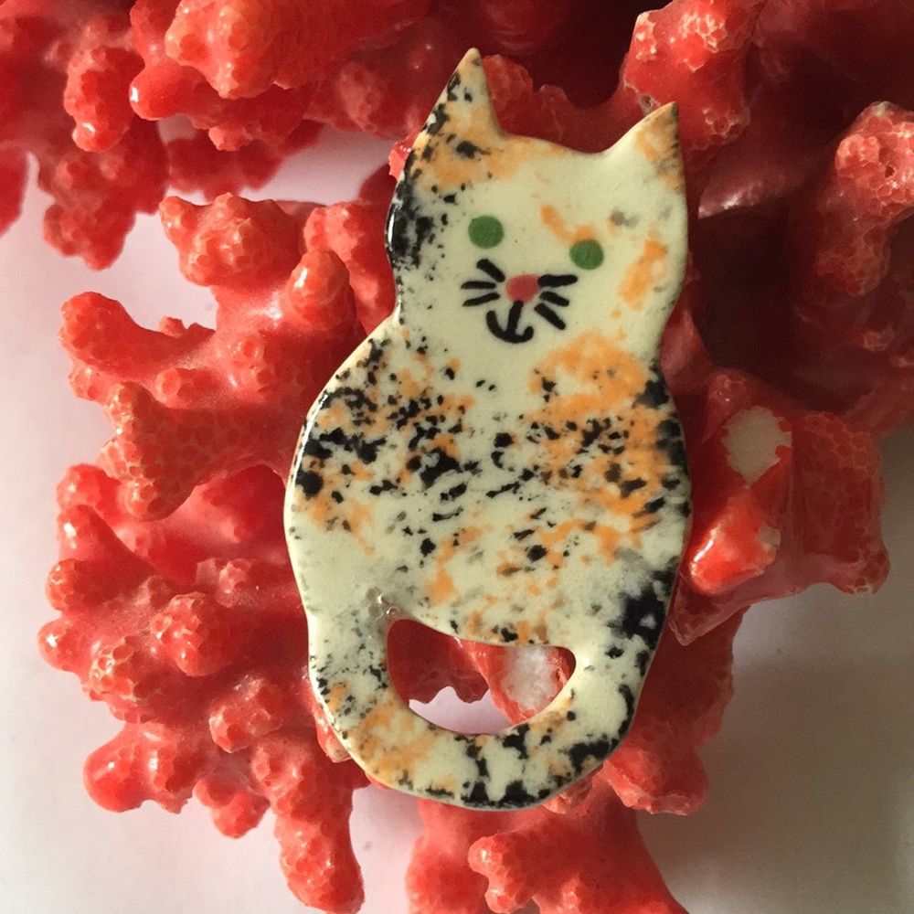Cat brooch